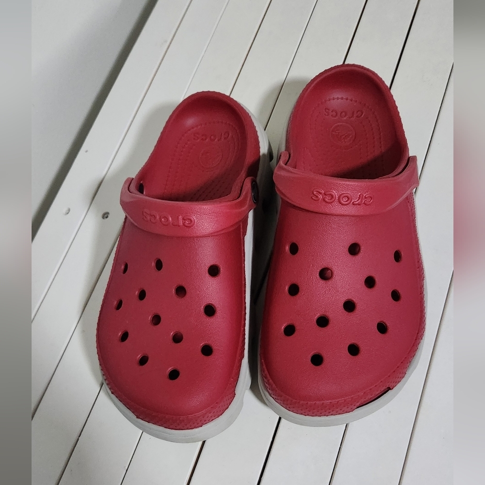 CROCS Unisex Red Slip-On Sandals. Size: 7M/9W